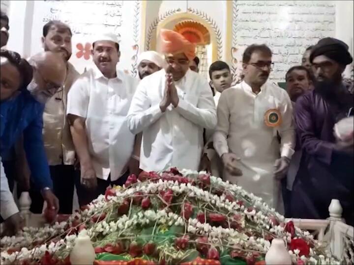 Radhakrishna Vikhe Patil:  राज्याचे महसूल मंत्री राधाकृष्ण विखे पाटलांच्या मुख्यमंत्री पदासाठी मुस्लिम बांधवांनी दर्ग्यात प्रार्थना केली.