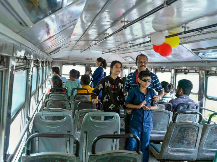 उन्होंने बताया कि इस बस में 70 सीटें होती हैं. जब यात्री इसमें बैठते हैं तो उन्हें लगता है वह खुद चला रहे हैं गाड़ी, लेकिन कुछ पाने के लिए कुछ खोना पढ़ता है. आज हम खुश हैं कि इसके बदले कोई नई गाड़ी आ रही है, लेकिन दुख भी है क्योंकि लोगों की यादें जुड़ी हैं इससे. हम बेहद भावुक हैं. हम इस सफर को याद करेंगे और मुंबई की शान और पहचान को हम कभी नहीं भूलेंगे.