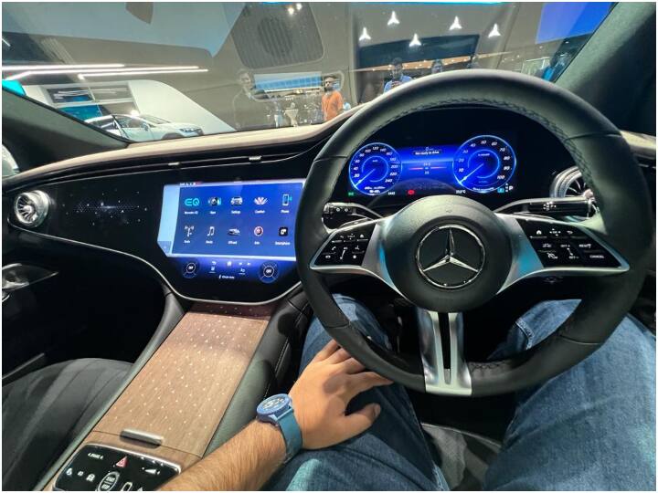 Mercedes EQE SUV Launch: मर्सिडीज-बेंज ने अपनी नई इलेक्ट्रिक एसयूवी इक्यूई लॉन्च की है, और यह ईक्यूएस और ईक्यूबी के बाद कंपनी के भारतीय पोर्टफोलियो में शामिल हो गई है. देखें तस्वीरों के साथ खासियत.