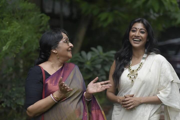 চরিত্রের লুক প্রকাশ্যে আসতেই দেখা গিয়েছিল ১৯৮২ সালে মুক্তি পাওয়া 'খারিজ' ছবিতে যেমন দেখা গিয়েছিল অঞ্জন দত্ত ও মমতাশঙ্করকে, ২০২৩ সালের 'পালান'-এও একই রয়েছে তাঁদের সাজ।