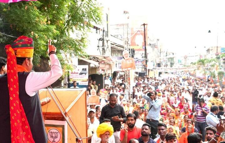 पंतप्रधान नरेंद्र मोदी यांनी 14 कोटी लोकांच्या जीवनात मोठे परिवर्तन केले आणि त्यांना गरिबी रेषेतून बाहेर काढले, असे फडणवीस म्हणाले.