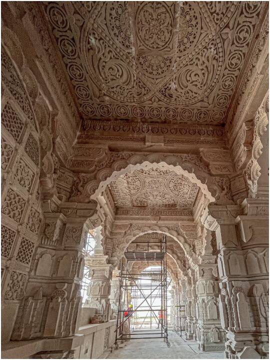 इन सबके बीच सामने आई एक तस्वीर में राम मंदिर निर्माण के दौरान छत पर की गई नक्काशी ने लोगों का मन मोह लिया.