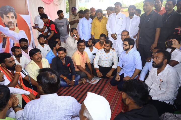 दरम्यान याच दौऱ्यात त्यांनी बिडकीन गावात मराठा आरक्षणाच्या मागणीसाठी साखळी उपोषण करत असलेल्या उपोषणकर्त्यांची भेट देखील घेतली.