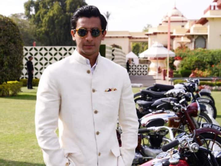 महाराजा पद्मनाभ सिंह इस लिस्ट में सबसे ज्यादा समृद्ध और फेमस युवा भारतीय रॉयल पर्सन हैं. जब वे सिर्फ 13 साल के थे तो जयपुर के राजा का ताज पहनाया गया था और बिजनेस इनसाइडर ने 2018 में उन्हें सबसे अमीर राजा बताया था. ये एक पोलो ​प्लेयर हैं और जयपुर के सिटी पैलेस में रहते हैं.