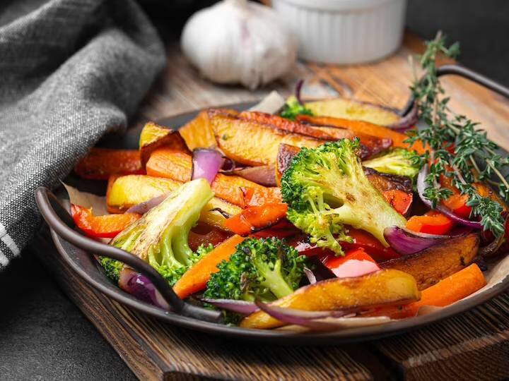 इसे बनाने में आपको ज्यादा वक्त भी नहीं लगेगा और यह सेहत के लिए पौष्टिक से भरपूर है. इस रेसिपी में भुनी हुई सब्जियां ज्यादा से ज्यादा इस्तेमाल की जाती है. ताकि पोषण का लेवल बढ़ा रहे.