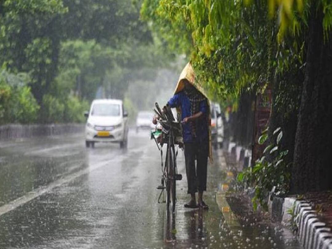 TN Rain Alert: 2 மாவட்டங்களில் கன மழை; தமிழ்நாட்டில் இனி எத்தனை நாட்களுக்கு மழை இருக்கும்? According to the Meteorological Department, rains will continue in Tamil Nadu for the next few days. TN Rain Alert: 2 மாவட்டங்களில் கன மழை; தமிழ்நாட்டில் இனி எத்தனை நாட்களுக்கு மழை இருக்கும்?
