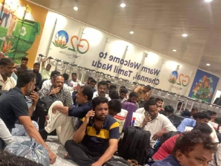 gold laptops smart phones seized from passangers in chennai airport Chennai Airport: ஓமனில் இருந்து சென்னை வந்த விமானம்.. கடத்தல் பொருட்களுடன் சிக்கிய 113 பேர்.. அதிகாரிகள் ஷாக்..!