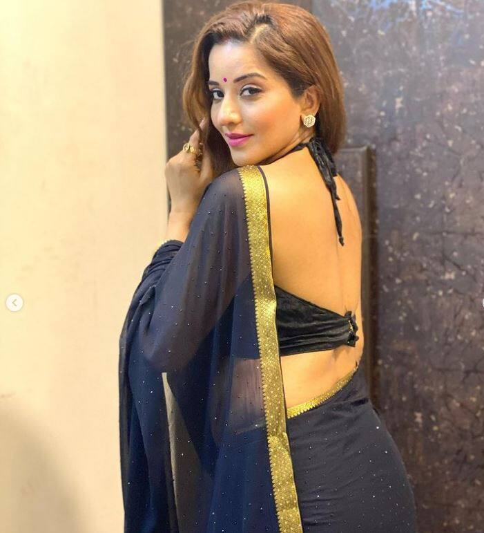 બ્લેક સાડીમાં મોનાલિસા ખૂબ જ હોટ લાગી રહી છે. એક્ટ્રેસ કેમેરાની સામે શાનદાર પોઝ આપતી જોવા મળે છે.