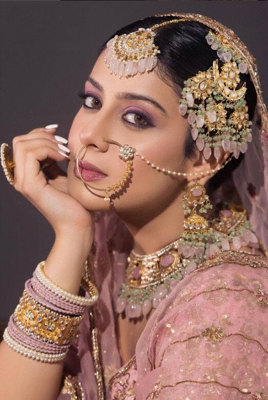 अभिनेत्री ईशा मालवीय ही  बिग बॉस 17 मध्ये  सहभागी होणार आहे, असं म्हटलं जात आहे.उडारिया या कार्यक्रमामुळे ईशाला विशेष लोकप्रियता मिळते.