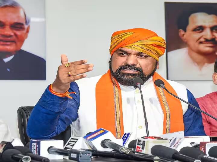 BJP leader Samrat Chaudhary attacked Education Minister Chandrashekhar on Ramcharitmanas controversy ann BJP Reaction: 'शिक्षा मंत्री चंद्रशेखर का इलाज BJP कराने के लिए है तैयार', रामचरितमानस विवाद पर सम्राट चौधरी ने दिया ऑफर