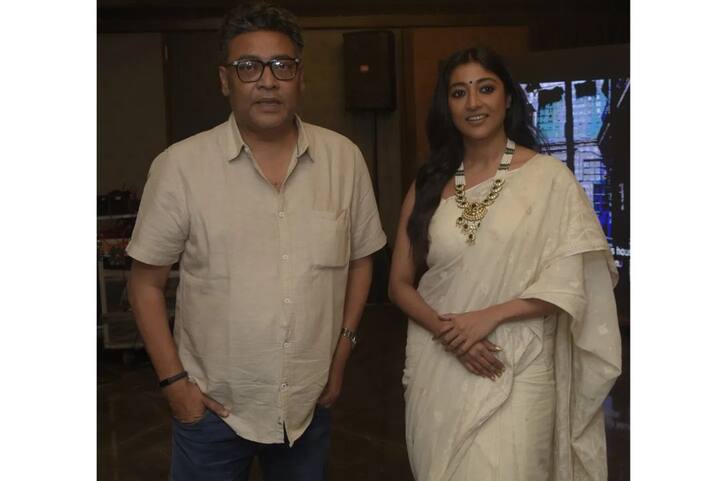 চাঙড় ভেঙে পড়ে যে কোনও মুহূর্তে ঘটে যেতে পারে যে কোনও অঘটন। সেই বাড়ি, বাড়িকে ঘিরে তৈরি আবেগ, বাবা ও মাকে নিয়ে কোথায় রাখা হবে, সেই হিসেব কষতে গিয়ে ছেলের কপালে ভাঁজ, অসুস্থ হয়ে পড়া বাবা, ২ মিনিট ১১ সেকেন্ডের ট্রেলার বলে দিচ্ছে ফের কৌশিক গঙ্গোপাধ্যায়ের বুননে তৈরি হয়েছে আবেগঘন এক ছবি।