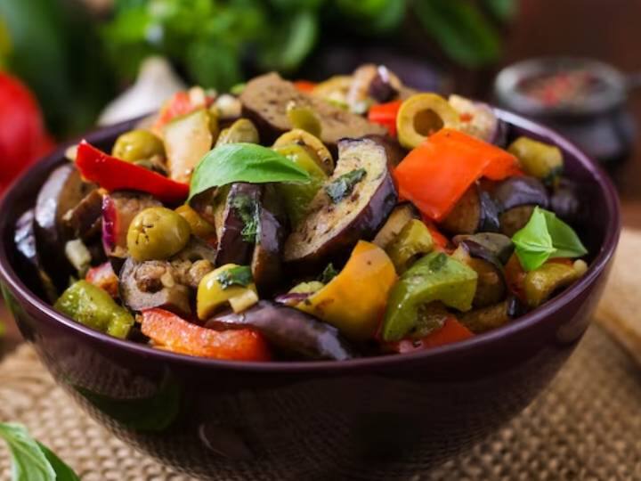 अधिक स्वाद के लिए ताजी मेंहदी की पत्तियां रखें और सब्जियों को बेक होने दें और सब्जियों को 10-15 मिनट तक भूनने दें। उन्हें बाहर निकालें और आनंद लें.