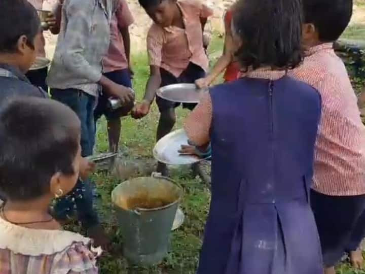 Singrauli Primary School Studensts washing their utensils after eating mid-day meal ANN MP News: सिंगरौली के प्राथमिक स्कूल की शर्मनाक तस्वीर! मिड डे मील खाने के बाद बर्तनों को खुद धोने को मजबूर बच्चे