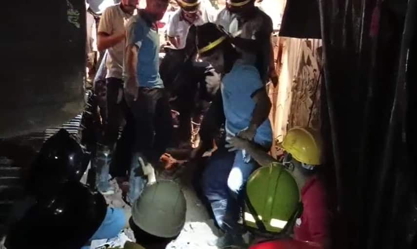 Dombivli Building Collapsed : डोबिंवलीमध्ये इमारत कोसळून दुर्घटना; एकाचा मृत्यू, एक जखमी Dombivli Building Collapsed fear of two people trapped under debris KDMC news Dombivli Building Collapsed : डोबिंवलीमध्ये इमारत कोसळून दुर्घटना; एकाचा मृत्यू, एक जखमी