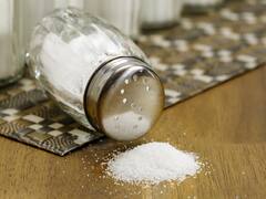 Salt Intake : எப்போவுமே உப்பு பத்தாம, இன்னும் கொஞ்சம் அதிகமா போட்டு சாப்பிடுறீங்களா? உடனே இதைப் படிங்க..