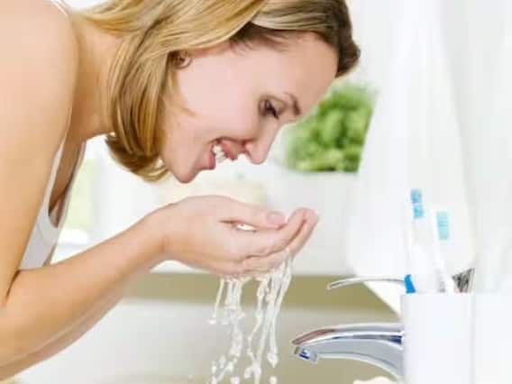 Health Tips : जेवणानंतर तोंड स्वच्छ धुणं गरजेचं; अन्यथा 'हे' गंभीर आजार होण्याची शक्यता Health Tips : जेवणानंतर तोंड स्वच्छ धुणं गरजेचं; अन्यथा 'हे' गंभीर आजार होण्याची शक्यता