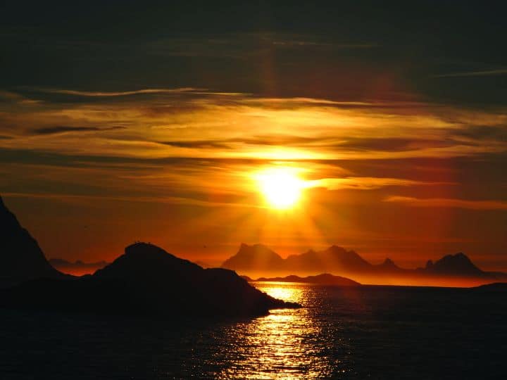 Sun rises at night in Norway see the view in the video दुनिया के इस देश में रात में निकलता है सूरज, वीडियो में देखिए कैसा होता है नजारा