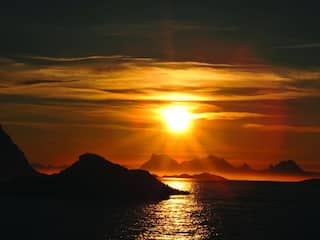 Sun rises at night in Norway see the view in the video | दुनिया के इस देश  में रात में निकलता है सूरज, वीडियो में देखिए कैसा होता है नजारा