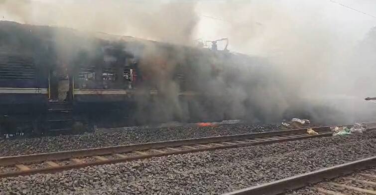 Dahod Anand Memu train caught fire in jekot A fire in a Train:  ટ્રેનમાં અચાનક  ભીષણ આગ લાગતા, પેસેન્જર્સના જીવ અદ્ધરતાલ, જાણો અપડેટ્સ