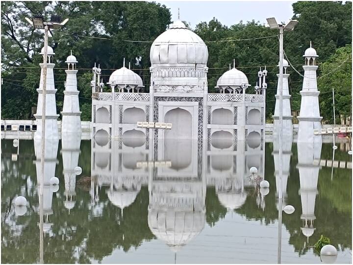 Rampur Rain Water filled in amusement park due to heavy rain in Rampur UP News ANN Rampur Rain: रामपुर में भारी बारिश के कारण मनोरंजन पार्क में भरा पानी, डूब गई ताजमहल और इंडिया गेट की रेप्लिका