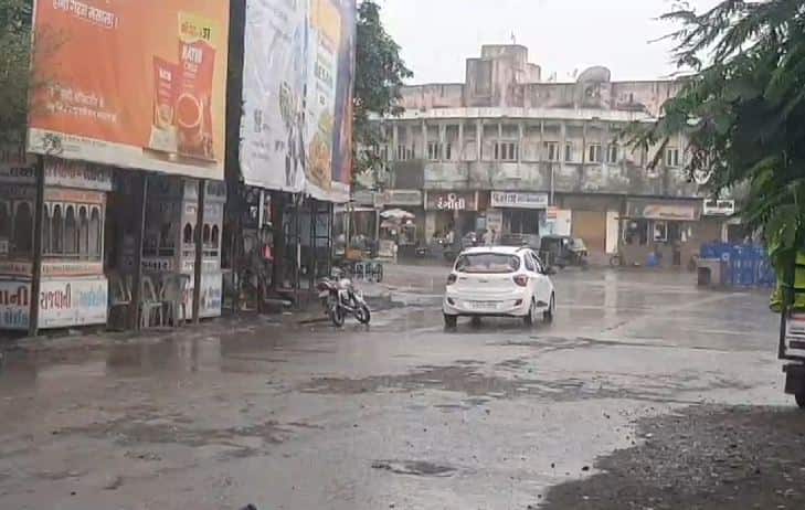 Rainfall in Dhoraji city  Rajkot: લાંબા વિરામ બાદ ધોરાજીમાં જામ્યો વરસાદી માહોલ, ખેડૂતો ખુશખુશાલ