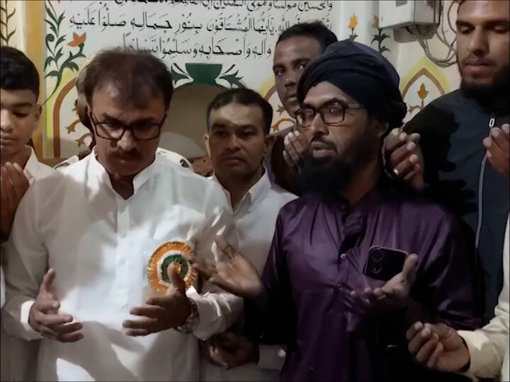 संगमनेर शहरातील ख्वाजा पीर मोहम्मद दर्ग्यात विखेंच्या उपस्थितीत काल ही प्रार्थना करण्यात आली.