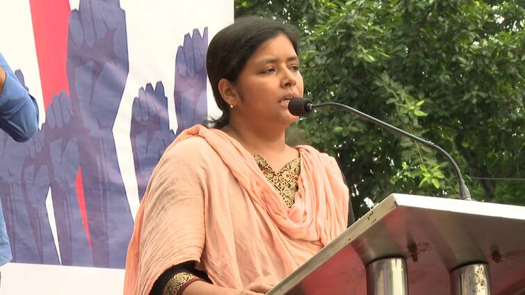 DYFI Leader Minakshi Mukherjee Scathing Attack On Central And State Government From Left Front Rally Left Front Rally:'শিক্ষার অধিকার বাস্তবায়ন করতে হলে যে অর্থ লাগে, তা অন্যত্র চলে যাচ্ছে', বামেদের সভায় তোপ মীনাক্ষীর