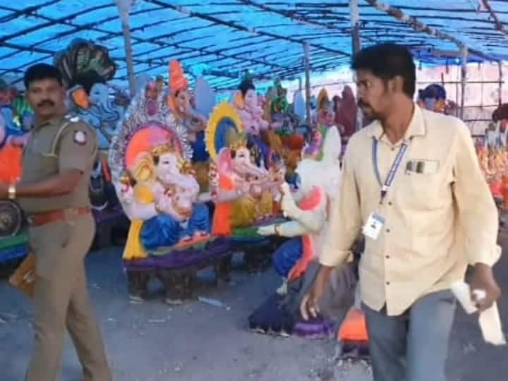 Vinayagar Chaturthi 2023 Ganesha idol manufacturing hall locked and sealed causing excitement in karur TNN Vinayagar Chaturthi 2023: கரூரில் விநாயகர் சிலை தயாரிப்பு கூடத்தை பூட்டி சீல் வைத்ததால் பரபரப்பு