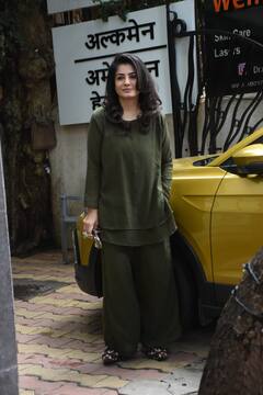 Celebs Spotted: रवीना टंडन पहुंची सैलून, फिटनेस के लिए योगा सेंटर में जमकर मेहनत कर रही हैं तेजस्वी प्रकाश, देखें तस्वीरें