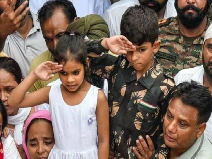 Six year old Son Salute In Military Uniform For Colonel Killed In encounter In Kashmir வீர மரணம் அடைந்த ராணுவ வீரர்.. இறுதி ஊர்வலத்தில் ராணுவ சீருடையில் சல்யூட் அடித்த 6 வயது மகன்