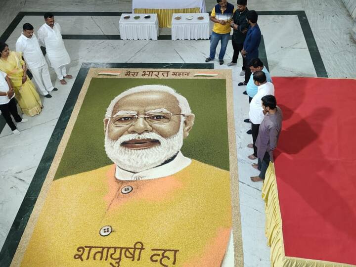 पंतप्रधान नरेंद्र मोदी यांच्या वाढदिवसानिमित्त धान्यापासून भव्य पोट्रेट साकारले आहेत.