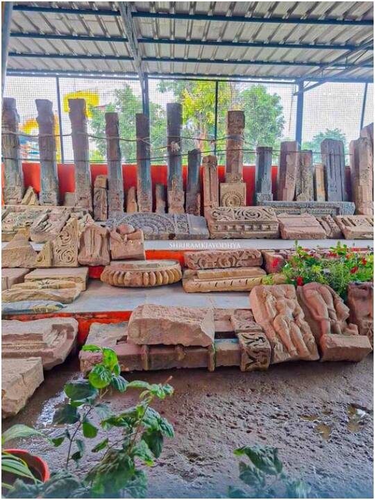 श्रीराम जन्मभूमि तीर्थ क्षेत्र ट्रस्ट के महासचिव चंपत राय ने राम मंदिर से संबंधित तस्वीरें और वीडियो शेयर कर उससे जुड़ी जानकारी देते रहते हैं.