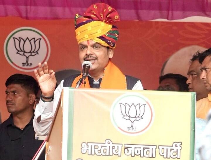 देवेंद्र फडणवीस यांनी परिवर्तन रथ यात्रेत सहभाग घेतला होता, यावेळ त्यांचं प्रत्येक ठिकाणी स्वागत करण्यात आलं.