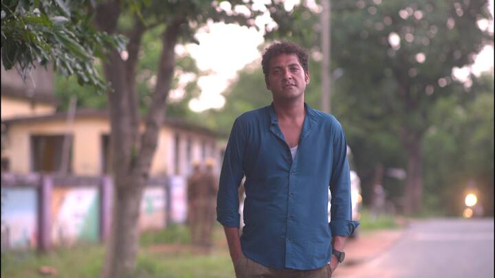 কিন্তু একটি নির্জন হাইওয়ের মধ্যে হঠাৎ তাঁদের গাড়ি খারাপ হয়ে যায়। উপায়ান্তর না দেখে, সাহায্য চায় বব।