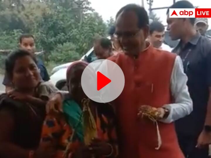 Madhya Pradesh CM Shivraj Singh Chauhan ate corn on the way while going to Khandwa ann Watch: जब बीच रास्ते में रुका शिवराज सिंह चौहान का काफिला, सड़क पर खाया भुट्टा, दुकानदार संग ली सेल्फी