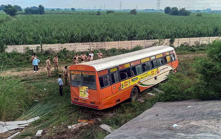 गाजियाबाद में गुरुवार (14 सितंबर) को दिल्ली-मेरठ एक्सप्रेस-वे  पर रोडवेज की बस करीब 12 फीट नीचे गिर गई. इस घटना में 20 यात्री घायल हो गए.