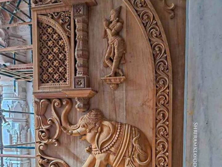 इससे पहले भी चंपत राय ने राम मंदिर की ऐसी ही भव्य तस्वीरें शेयर की थी. इस तस्वीर को देखकर लग रहा है जैसे या मंदिर का दरवाजा है, जिस पर हाथी की मूर्ति उकेरी गई है.