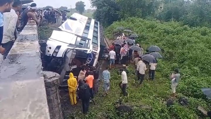 Jalgaon Bus Accident : मुंबई-नागपूर महामार्गावर खासगी बस दुभाजकावर आदळून पलटी झाल्याची घटना घडली.