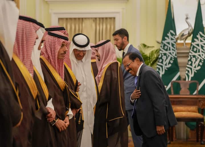 पीएम मोदी ने सोमवार (11 सितंबर) को सऊदी अरब के क्राउन प्रिंस सलमान से हैदराबाद हाउस में मुलाकात की और प्रिंस सलमान का राष्ट्रपति भवन में स्वागत किया गया