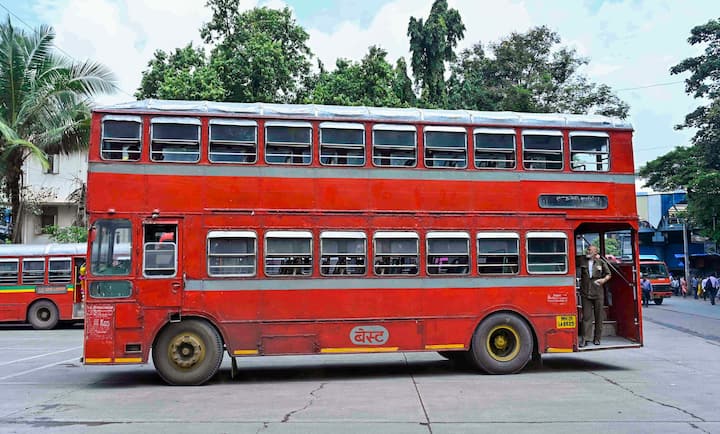 Double Decker Bus: मुंबईची ओळख समजल्या जाणाऱ्या बेस्टच्या जुन्या डबलडेकर बस सेवेतून निवृत्त झाल्या. बेस्टच्या जुन्या डबल डेकर बसेसची सेवा 15 सप्टेंबरपासून बंद करण्यात आली, यावेळी मुंबईकर भावुक झाले.