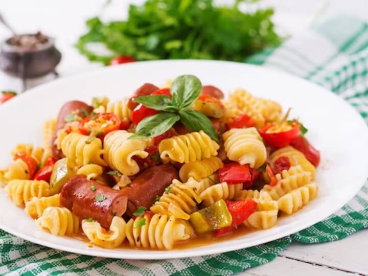 सबसे पहले आप पनीर के क्यूब्स को काट लीजिए और फिर इसे टोमैटो केचअप या चटनी  या पुदीने में डिप फ्राई कर सकते हैं. इस स्वादिष्ट पनीर को गोल्डन फ्राई डिश को शाम की चाय के साथ परोस सकते हैं. इस आप अपनी किट्टी पार्टी, बर्थडे पार्टी में परोस सकते हैं.