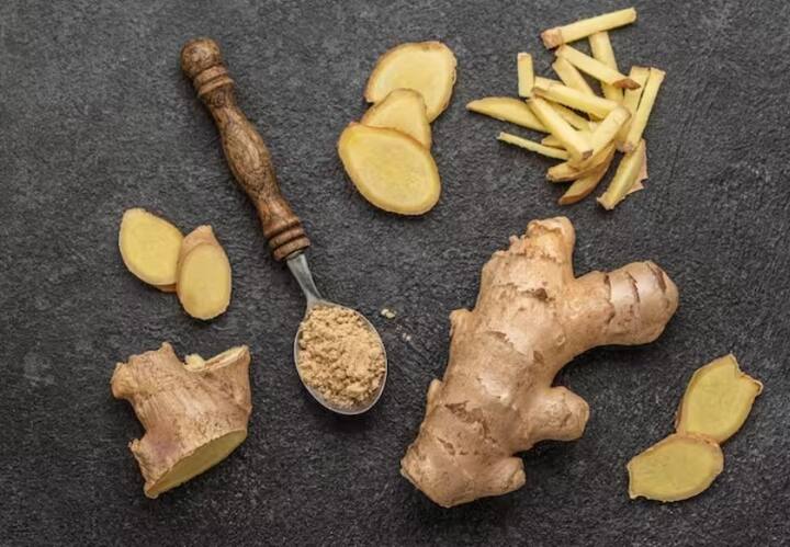 તમારા આહારમાં આદુનો સમાવેશ કરવાથી તમને કોલેસ્ટ્રોલનું સ્તર ઘટાડવામાં મદદ મળે છે, જે બદલામાં હૃદય રોગને ઘટાડવામાં મદદ કરી શકે છે. જ્યારે અભ્યાસો દર્શાવે છે કે આદુ ખાવાથી તમારા હૃદયના સ્વાસ્થ્ય પર સકારાત્મક અસર પડી શકે છે, જો કે, આની પુષ્ટિ કરવા માટે હજુ પણ વધુ અભ્યાસ ચાલુ છે.