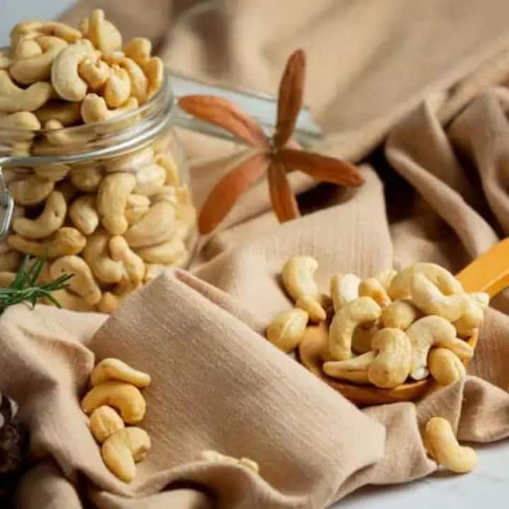 কাজুতে কার্বোহাইড্রেট, ফাইবার, প্রোটিন, ভিটামিন A, C, E, K, B6, নিয়াসিন, রাইবোফ্লাভিন, কপার, ফসফরাস, স্বাস্থ্যকর চর্বি, পটাসিয়াম, আয়রন, ক্যালসিয়াম, ম্যাগনেসিয়ামের মতো অনেক পুষ্টি উপাদান রয়েছে।