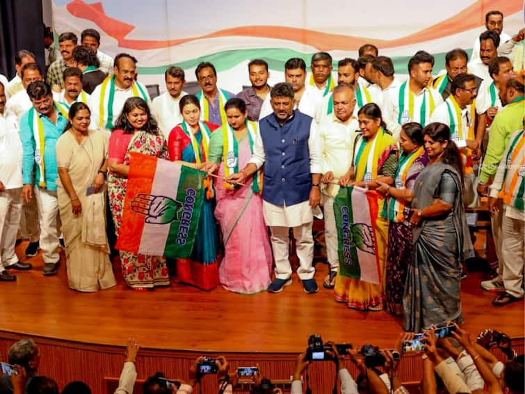 Karnataka Politics Setback To BJP, JDS Ahead Of Lok Sabha Elections As More Than 15 Leaders Switch To Congress కర్ణాటకలో బీజేపీకి ఝలక్ ఇచ్చిన జేడీఎస్ నేతలు, 15 మంది కాంగ్రెస్‌లో చేరిక