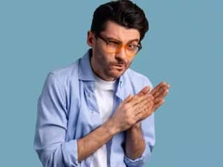 Health Tips : तुमच्याही हातांना वारंवार घाम येतो? वेळीच सावध व्हा, 'या' गंभीर आजाराचा असू शकतो धोका