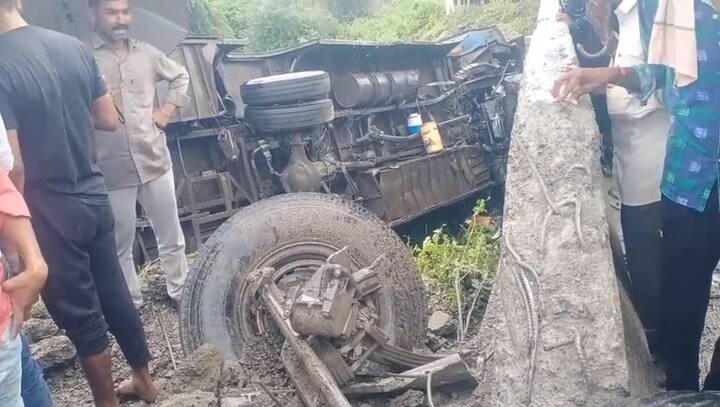 संततधार पावसाने चालकाला वळण रस्त्याचा अंदाज न आल्याने अपघात घडल्याचं सांगितलं जात आहे.