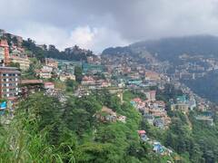 In Pics: पहाड़ों की रानी शिमला में सुहावने मौसम का मजा ले रहे सैलानी, देखें ये खूबसूरत तस्वीरें