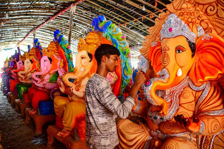 মহাষষ্ঠীর ব্রতকথার সঙ্গে জড়িয়ে শ্রীগণেশের জন্ম মাহাত্ম্য । গণেশ মা দুর্গার আদরের পুত্র।