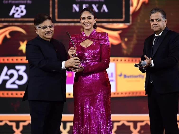 SIIMA 2023: Mrunal Thakur Bags Best Actress (Critics) And Best Debut In Telugu Cinema Mrunal Thakur Bags Best Actress (Critics) And Best Debut In Telugu Cinema At SIIMA 2023