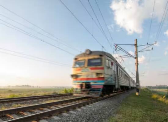 ਰੇਲ ਦੇ ਦੋਵਾਂ ਪਾਸਿਆਂ ਤੋਂ ਲੱਗਣ ਵਾਲਾ ਲੇਟਰਲ ਫੋਰਸ ਕੁਝ ਹੱਦਾਂ ਦੇ ਅੰਦਰ ਹੀ ਰਹਿੰਦਾ ਹੈ। ਜਦੋਂ ਤੱਕ ਲੇਟਰਲ ਫੋਰਸ ਲੰਬਕਾਰੀ ਫੋਰਸ ਦੇ 30 ਜਾਂ 40 ਪ੍ਰਤੀਸ਼ਤ ਤੋਂ ਵੱਧ ਨਹੀਂ ਹੁੰਦਾ। ਉਦੋਂ ਤੱਕ ਰੇਲ ਦੇ ਹਾਦਸਾਗ੍ਰਸਤ ਹੋਣ ਜਾਂ ਪਟੜੀ ਤੋਂ ਫਿਸਲਣ ਦਾ ਕੋਈ ਖਤਰਾ ਨਹੀਂ ਹੁੰਦਾ ਹੈ।